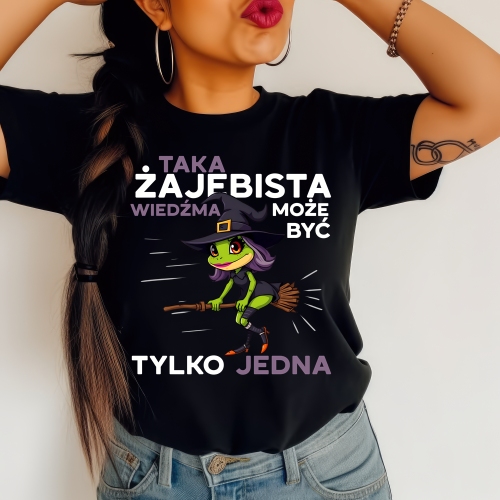 Damska koszulka na prezent z rysunkiem żaby oraz napisem wiedźma.png