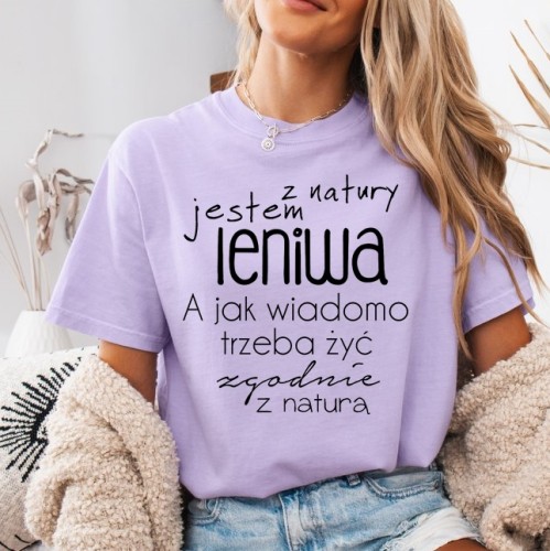 Fiołkowa koszulka damska na prezent - Z NATURY JESTEM LENIWA.jpg