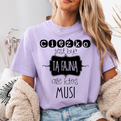 Fiołkowa koszulka damska na prezent - CIĘŻKO BYĆ TAKĄ FAJNĄ.jpg