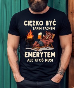Męska koszulka dla emeryta z dzikiem i napisem - CIĘŻKO BYĆ TAKIM FAJNYM EMERYTEM ALE KTOŚ MUSI B.jpg