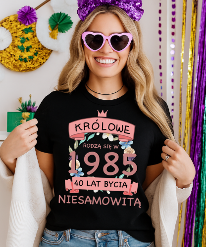 Damska koszulka na 40 urodziny - KRÓLOWE RODZĄ SIĘ W 1985.png