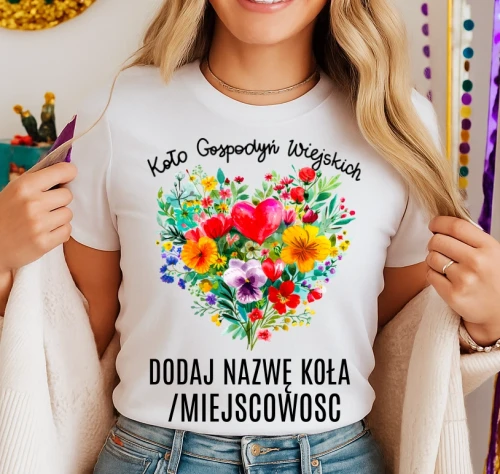 Koszulka dla koło gospodyń wiejskich z sercem w kwiaty - z nazwą koło gospodyń wiejskich .webp