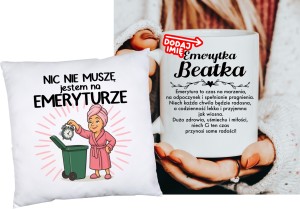 Zestaw na prezent dla emerytki  PODUSZKA NIC NIE MUSZĘ JESTEM NA EMERYTURZE  ORAZ KUBEK DLA EMERYTKI z imieniem