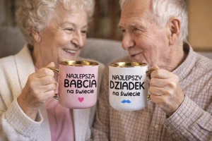 ZESTAW KUBKÓW DLA BABCI I DZIADKA - NAJLEPSZA BABCIA NA ŚWIIECIE, NAJLEPSZY DZIADEK NA ŚWIECIE na prezent.webp