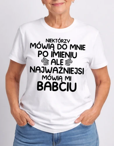 KOSZULKA NA DZIEŃ BABCI NIEKTÓRZY MÓWIĄ DO MNIE PO IMIENIU.webp