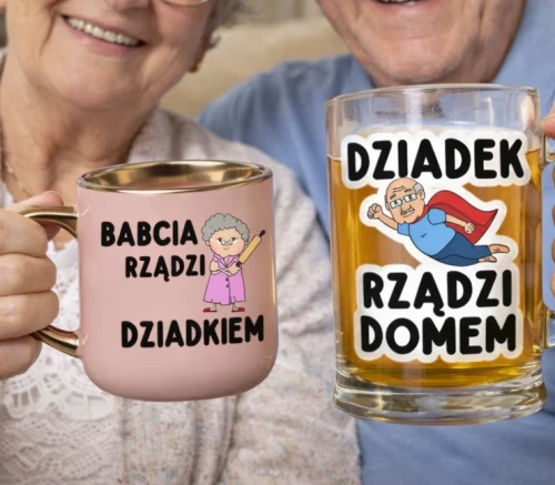 Prezent dla Babci i Dziadka - BABCIA RZĄDZI DZIADKIEM DZIADEK RZĄDZI DOMEM .webp