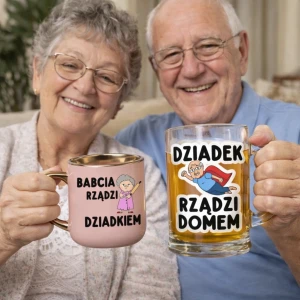 Prezent dla Babci i Dziadka - BABCIA RZĄDZI DZIADKIEM DZIADEK RZĄDZI DOMEM  c.webp