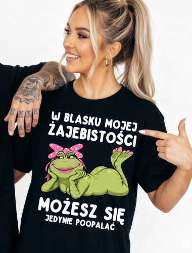 Koszulka na prezent dla koleżanki - W BLASKU MOJEJ ZAJEBISTOŚCI MOŻESZ SIĘ JEDYNIE POOPALAĆ.jpeg