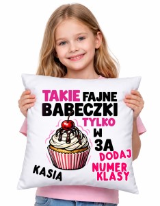 Poduszki z imieniem dla koleżanek z klasy na Dzień Kobiet z numerem klasy 