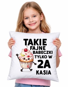 Poduszki z imieniem dla koleżanek z klasy na Dzień Kobiet z numerem klasy