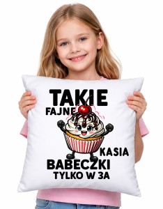 Poduszki z imieniem dla koleżanek z klasy na Dzień Kobiet z numerem klasy