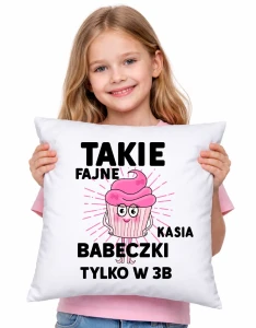 Poduszki dla koleżanek z klasy na Dzień Kobiet z numerem klasy i imieniem