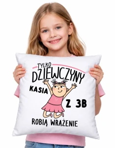 Poduszki z imieniem dla koleżanek z klasy na Dzień Kobiet z numerem klasy