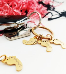 Personalizowany brelok ze stópkami dziecka z grawerem imienia – prezent dla mamy