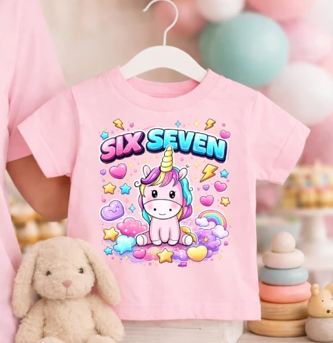Różowa koszulka dla dziecka SIX SEVEN.webp