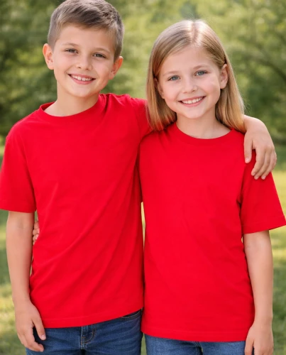 czerwona dziecięca koszulka bez nadruku.webp