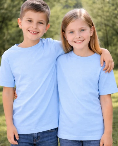 błękitno-niebieska dziecięca koszulka bez nadruku.webp