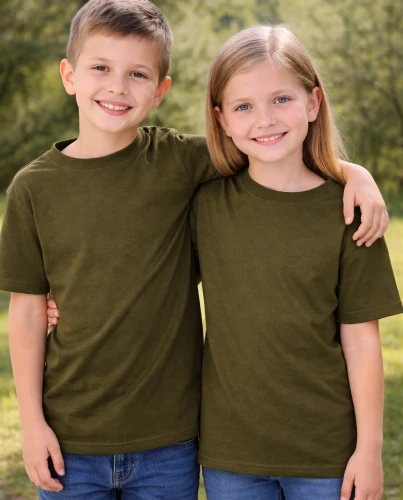 Zielono-leśna dziecięca koszulka bez nadruku.webp