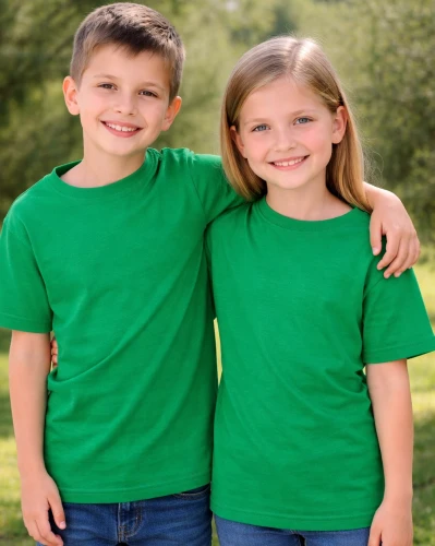 Zielona dziecięca koszulka bez nadruku.webp