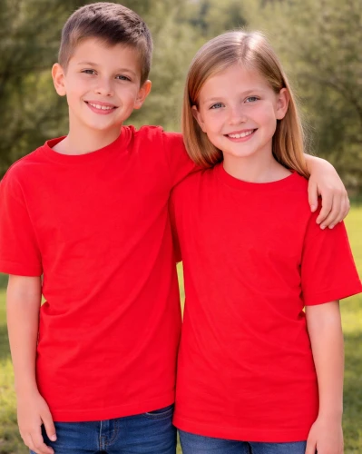 czerwona dziecięca koszulka bez nadruku.webp