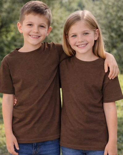 BRĄZOWA dziecięca koszulka bez nadruku.webp