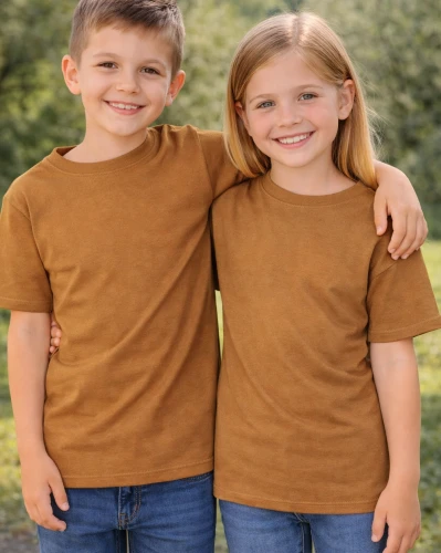BRĄZOWA dziecięca koszulka bez nadruku.webp