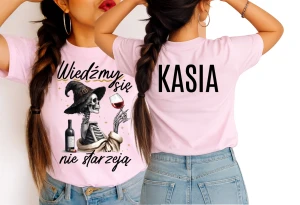 Koszulka dla koleżanki na urodziny z imieniem - WIEDŹMY SIĘ NIE STARZEJĄ.webp