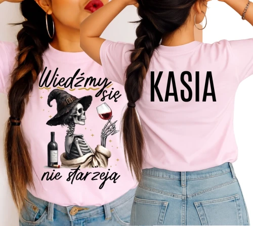 Koszulka dla koleżanki na urodziny z imieniem - WIEDŹMY SIĘ NIE STARZEJĄ.webp