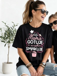 Koszulka dla Mamy na prezent -  GDY MAMA GOTUJE TO WSZYSTKIM SMAKUJE - CZARNA KOSZULKA 
