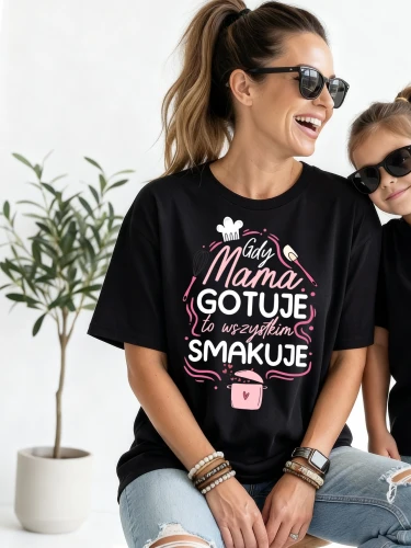 Koszulka dla Mamy na prezent - GDY MAMA GOTUJE TO WSZYSTKIM SMAKUJE - CZARNA KOSZULKA