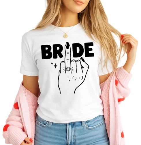 KOSZULKA NA WIECZÓR PANIEŃSKI bride z pierścionkiem.webp